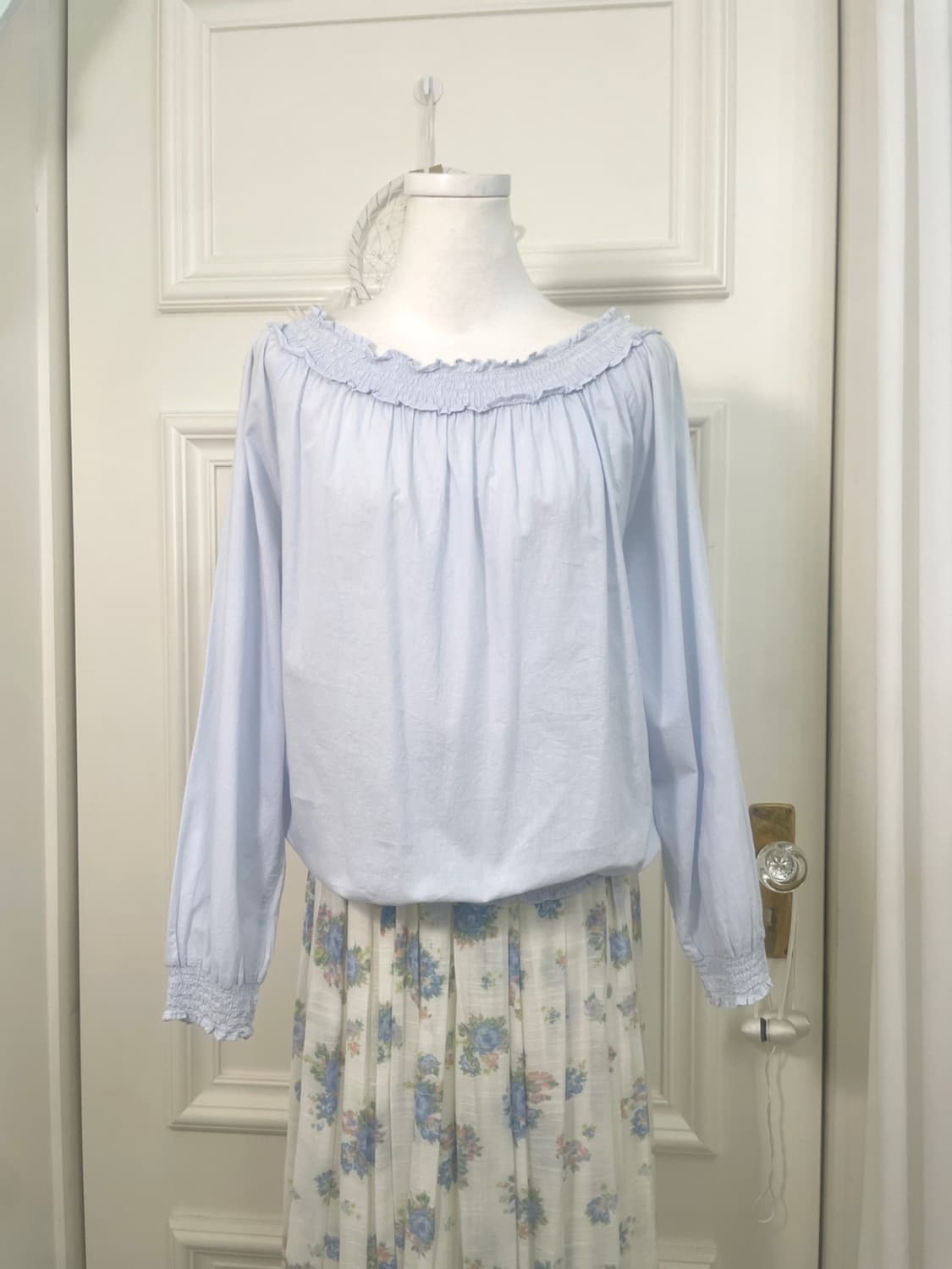 blue cotton off-shoulder blouse(size-M) 상품이미지8