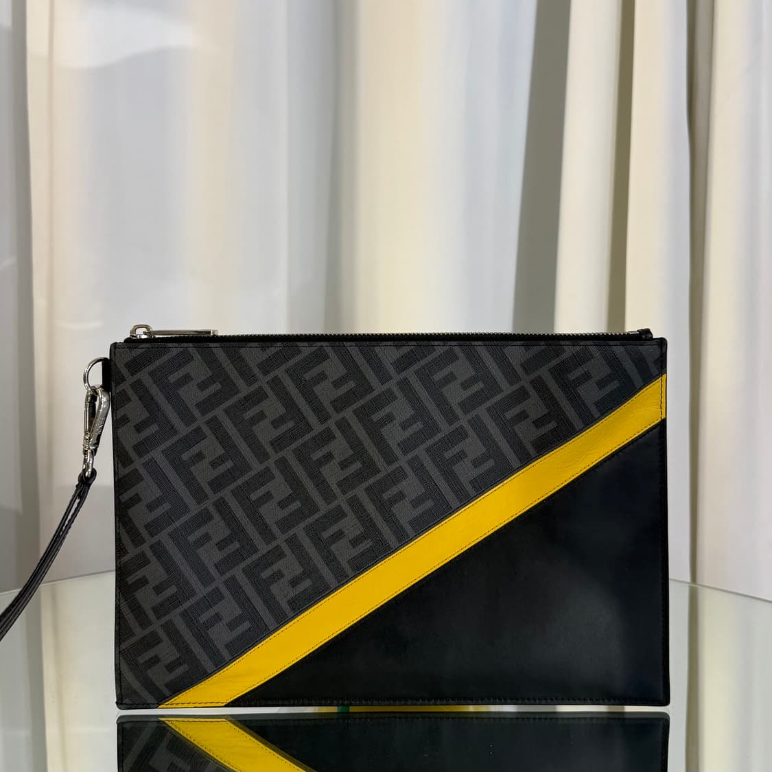 펜디 다이고널 스트랩 클러치백 상품이미지1