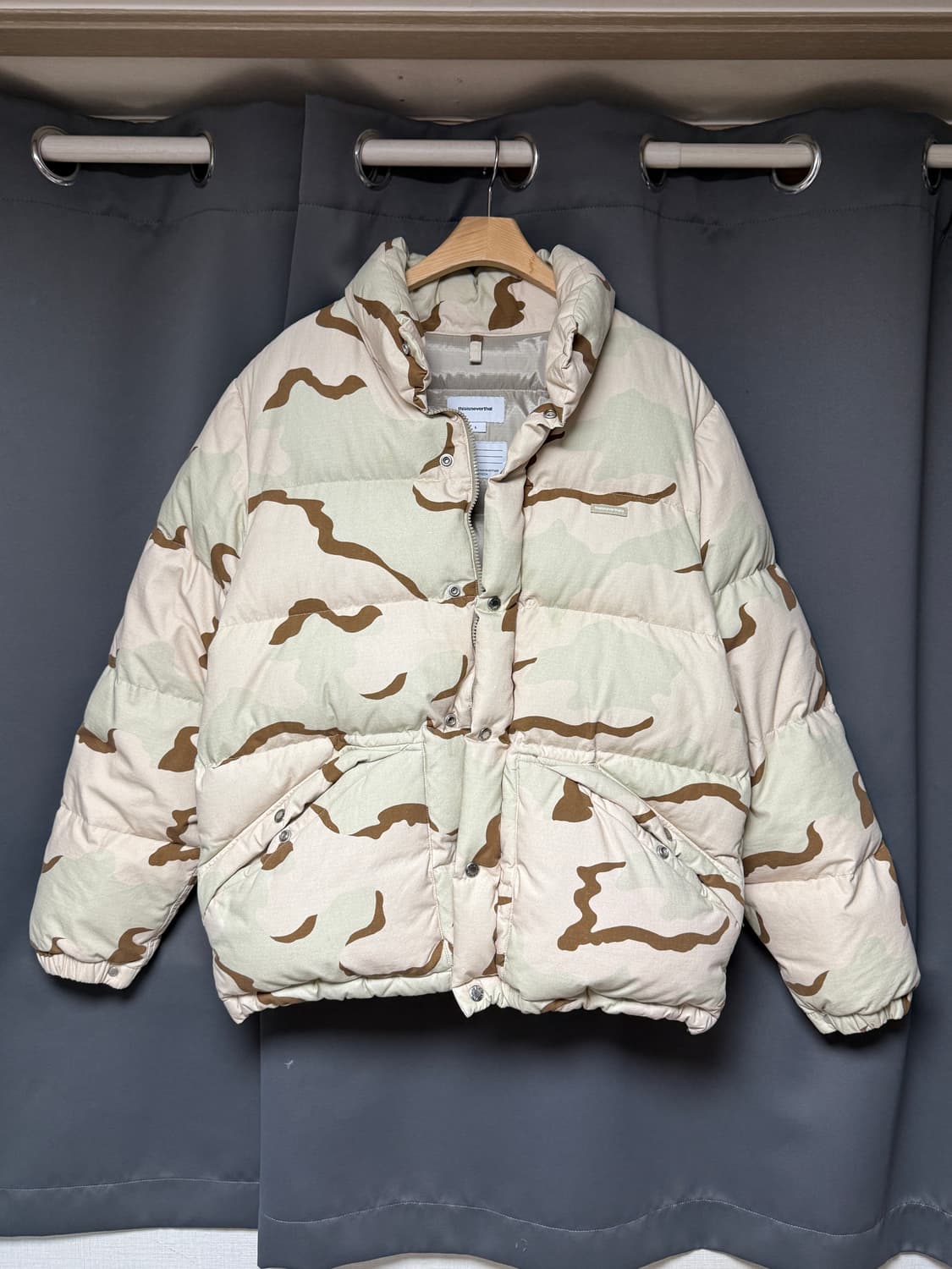 디스이즈네버댓 21FW 데저트 카모 패딩 상품이미지2