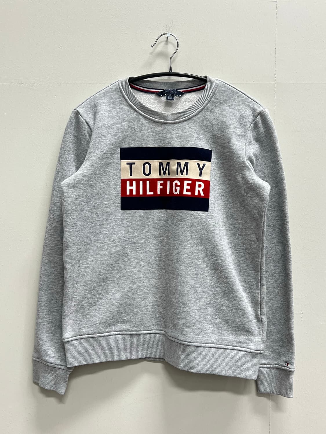 (4) 타미힐피거 우먼스 벨벳 빅로고 맨투맨 그레이 상품이미지2