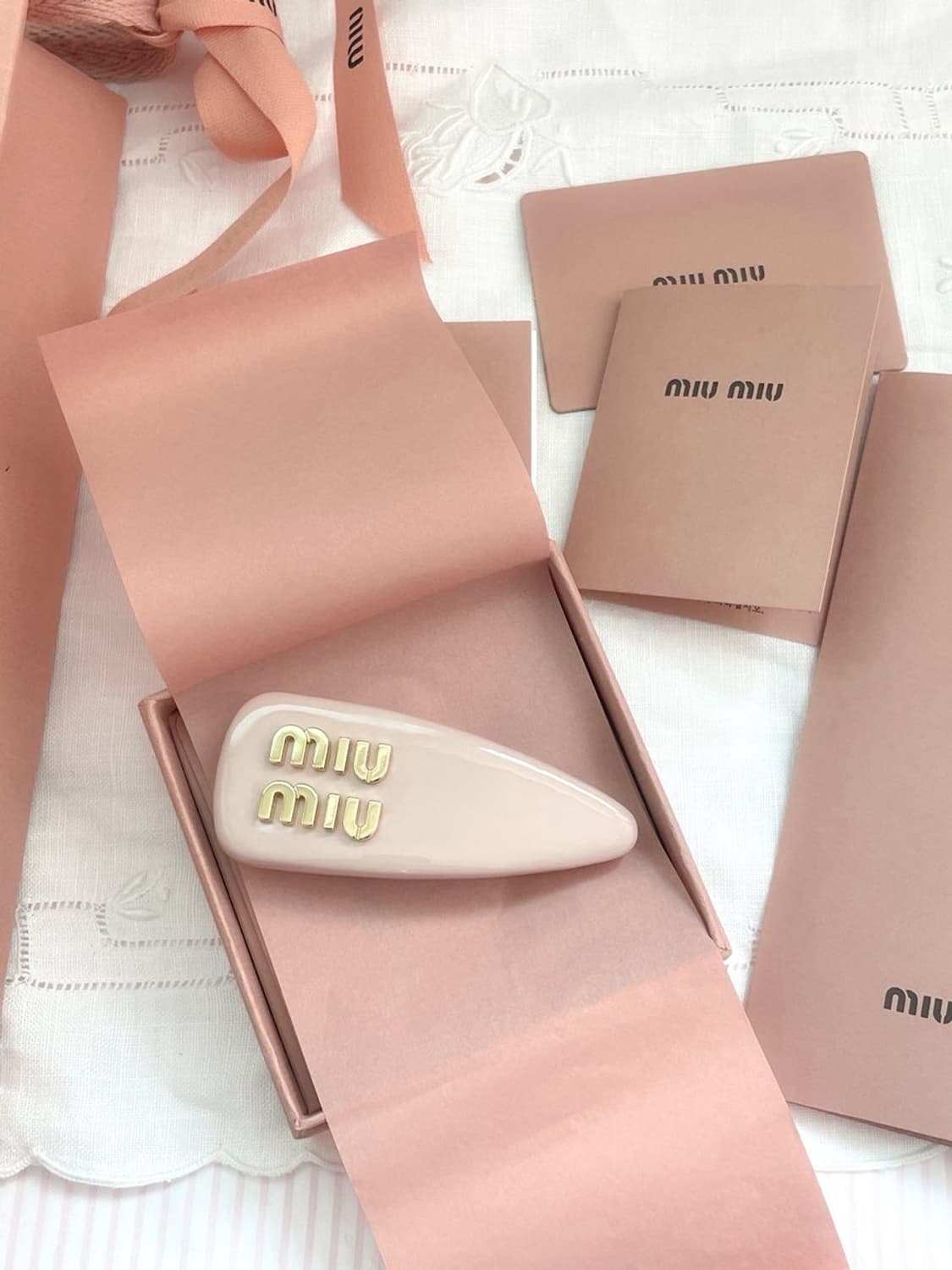 미우미우 miumiu 페이던트 가죽 헤어핀 핑크 상품이미지1