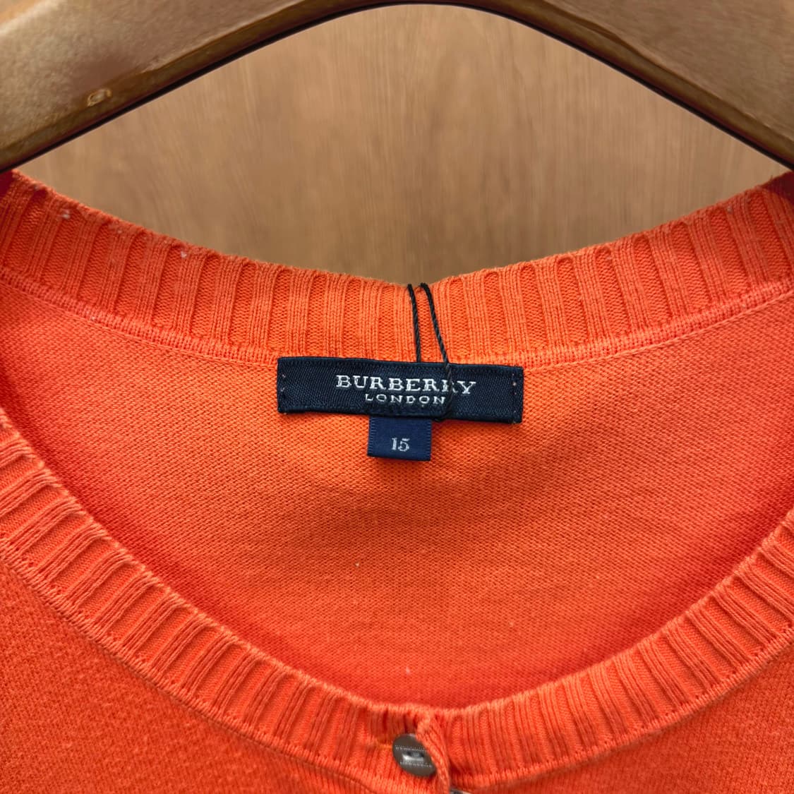 버버리 런던 라운드넥 니트 베스트 클래식 버튼 로고 자수 디테일 오렌지 상품이미지7