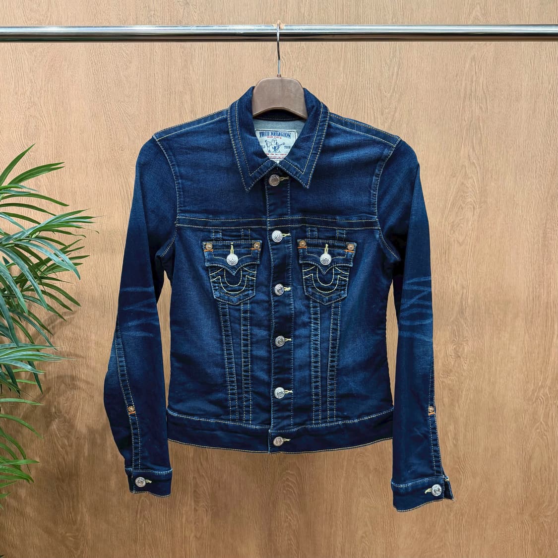 트루릴리전 데님 자켓 로고 패치 버튼 스트랩 디테일 슬림핏 블루 상품이미지1