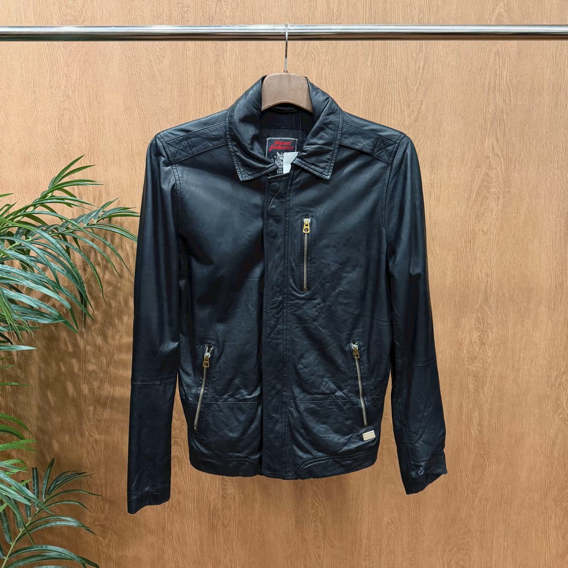 디젤 양가죽 레더 자켓 로고 금속 라벨 소매 지퍼 디테일 레귤러핏 블랙 상품이미지1