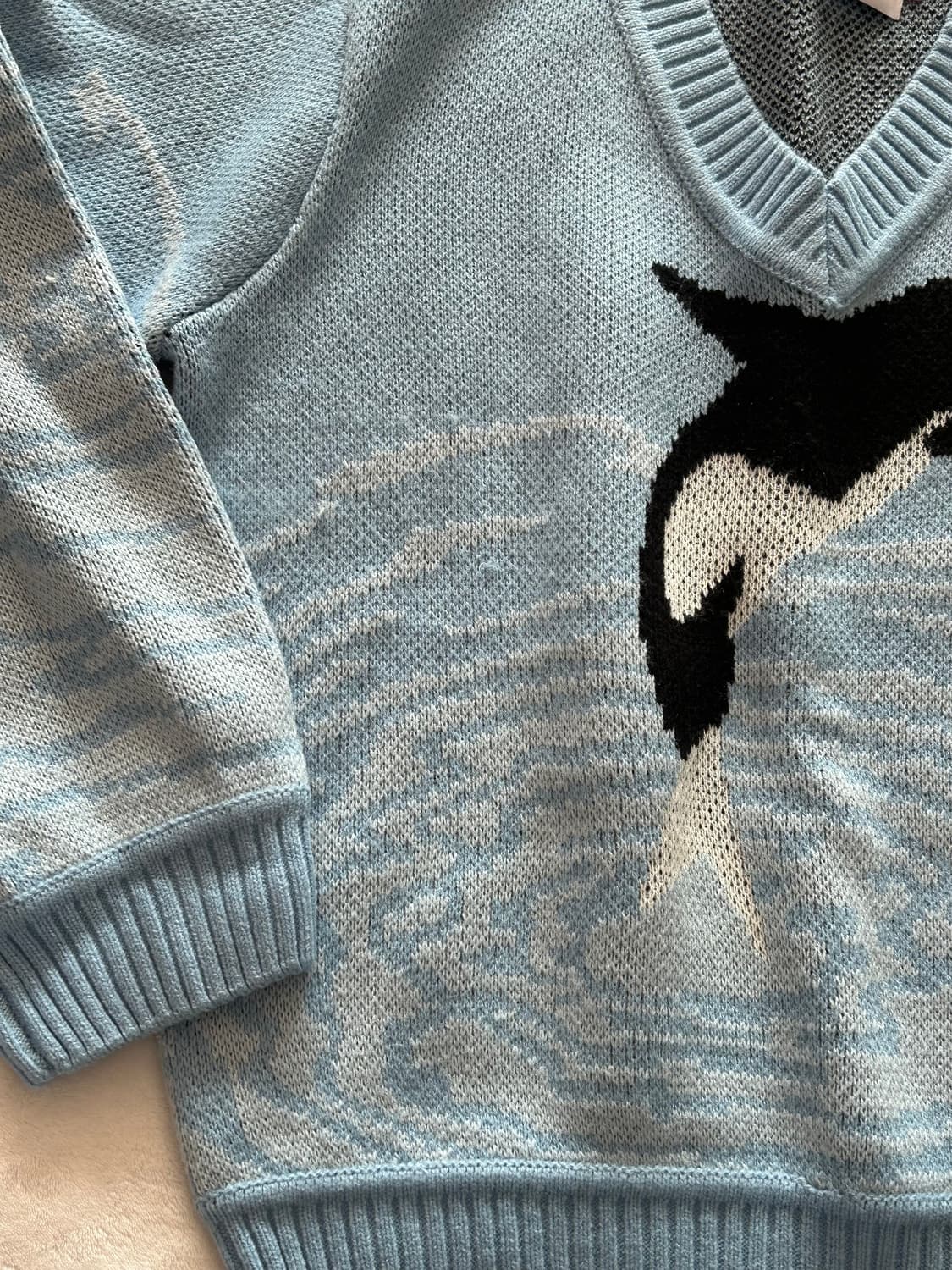 [HouseofSunny] 하우스오브써니 범고래 브이넥 니트 상품이미지3