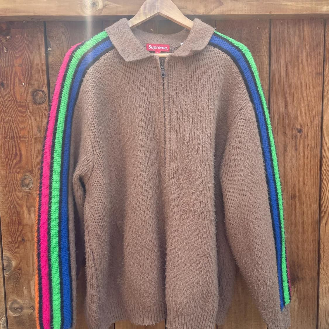 슈프림 슬리브 스트라이프 집업 스웨터 더스티 브라운 상품이미지1