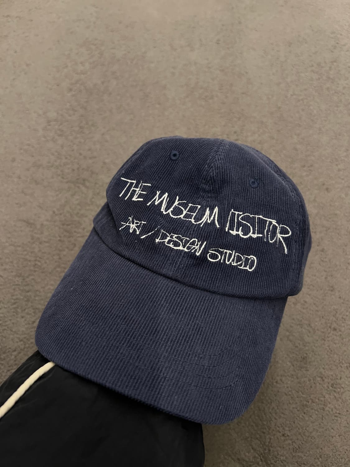 더뮤지엄비지터 아트 디자인 코듀로이 캡  상품이미지1