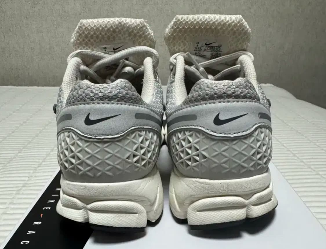 나이키 줌 보메로5 메탈릭 실버 260 상품이미지3