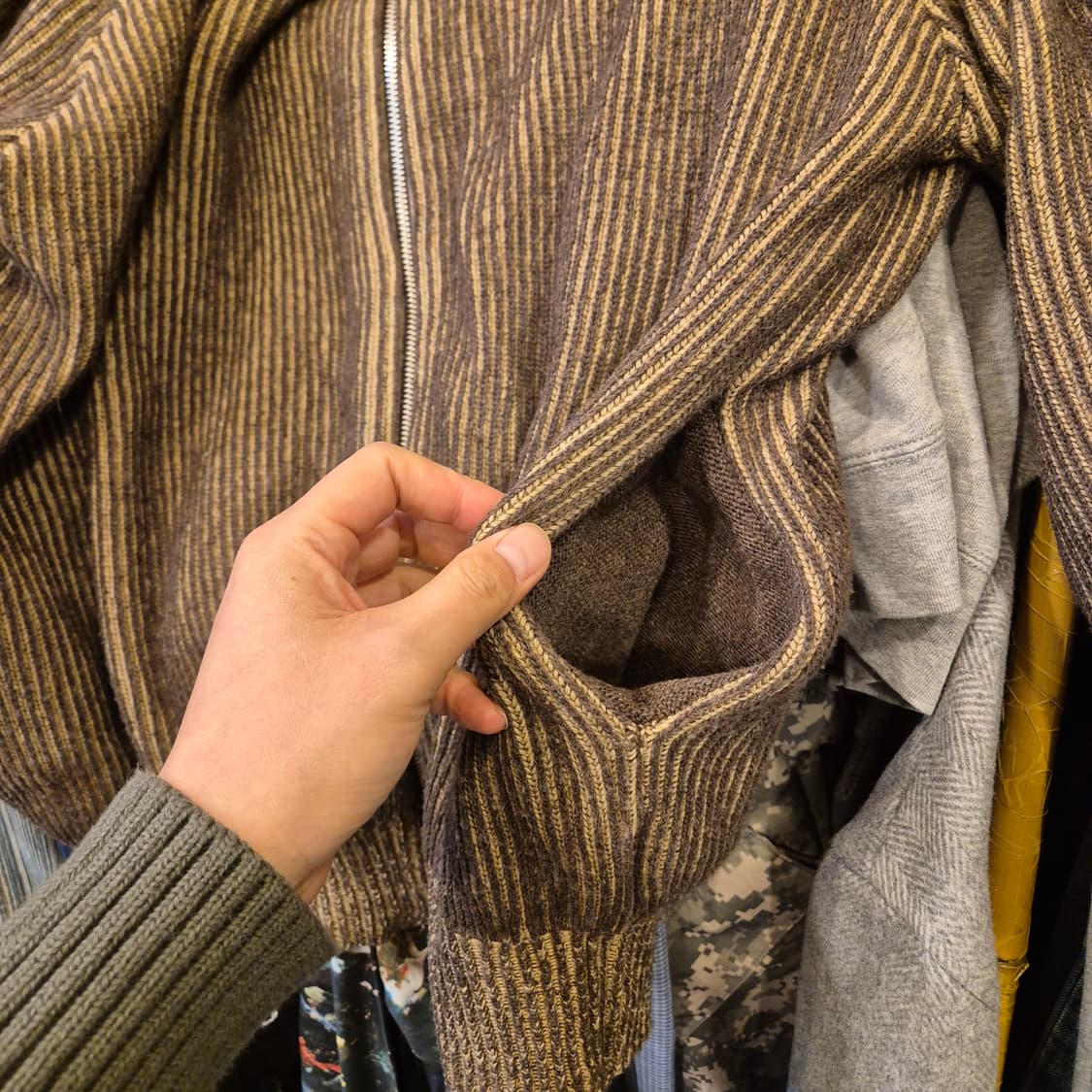 FREE(착샷잇음) 브라운 줄무늬 집업니트  상품이미지7