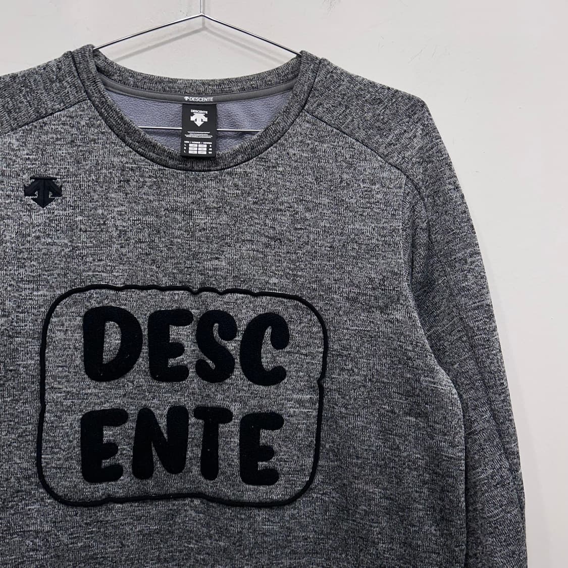 데상트 빅 플리스 로고 니트코튼 맨투맨 상품이미지1