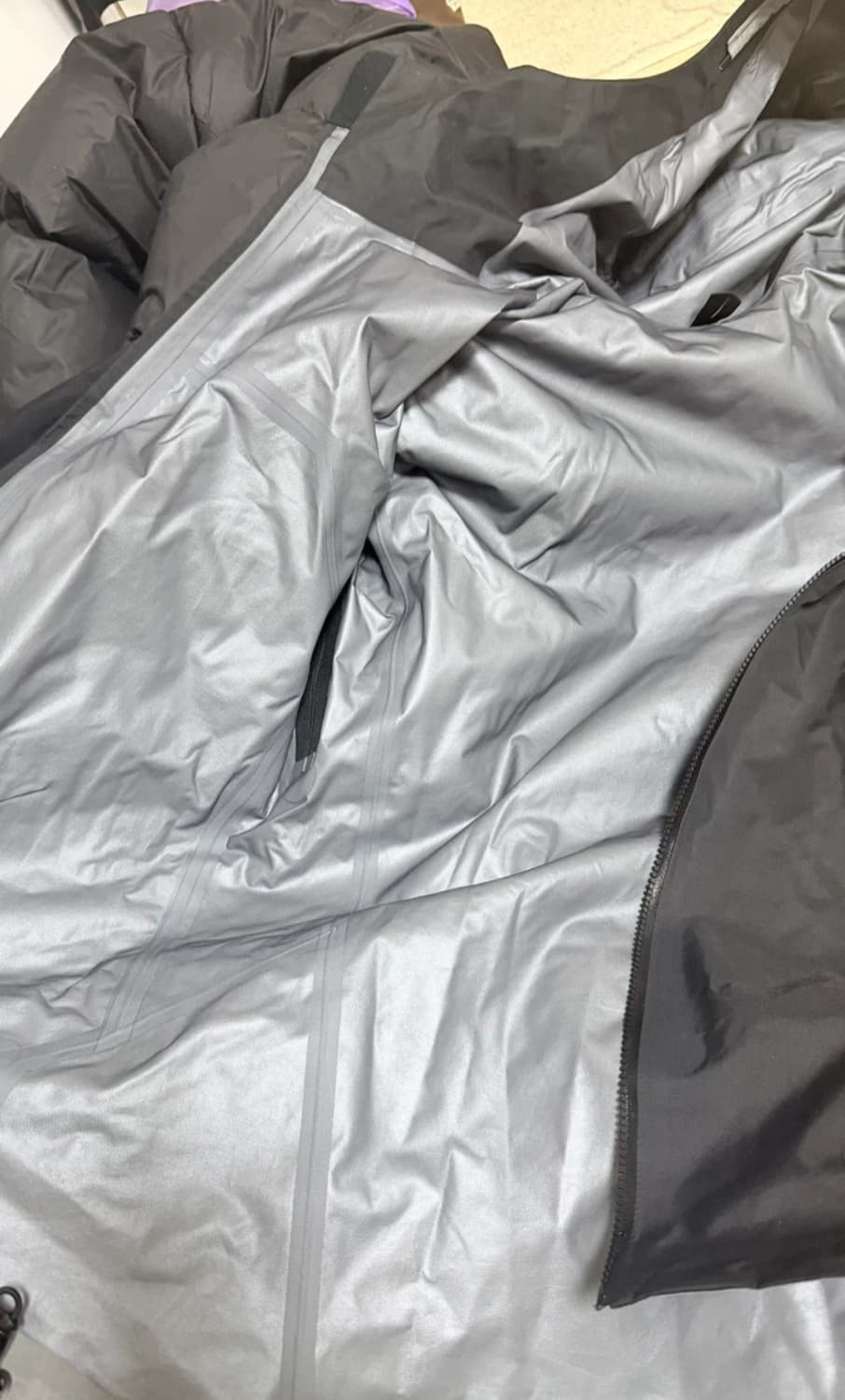 아크테릭스 베타 sl 검정색상 S사이즈 판매합니다. 등산용으로 구매했는데 상품이미지2