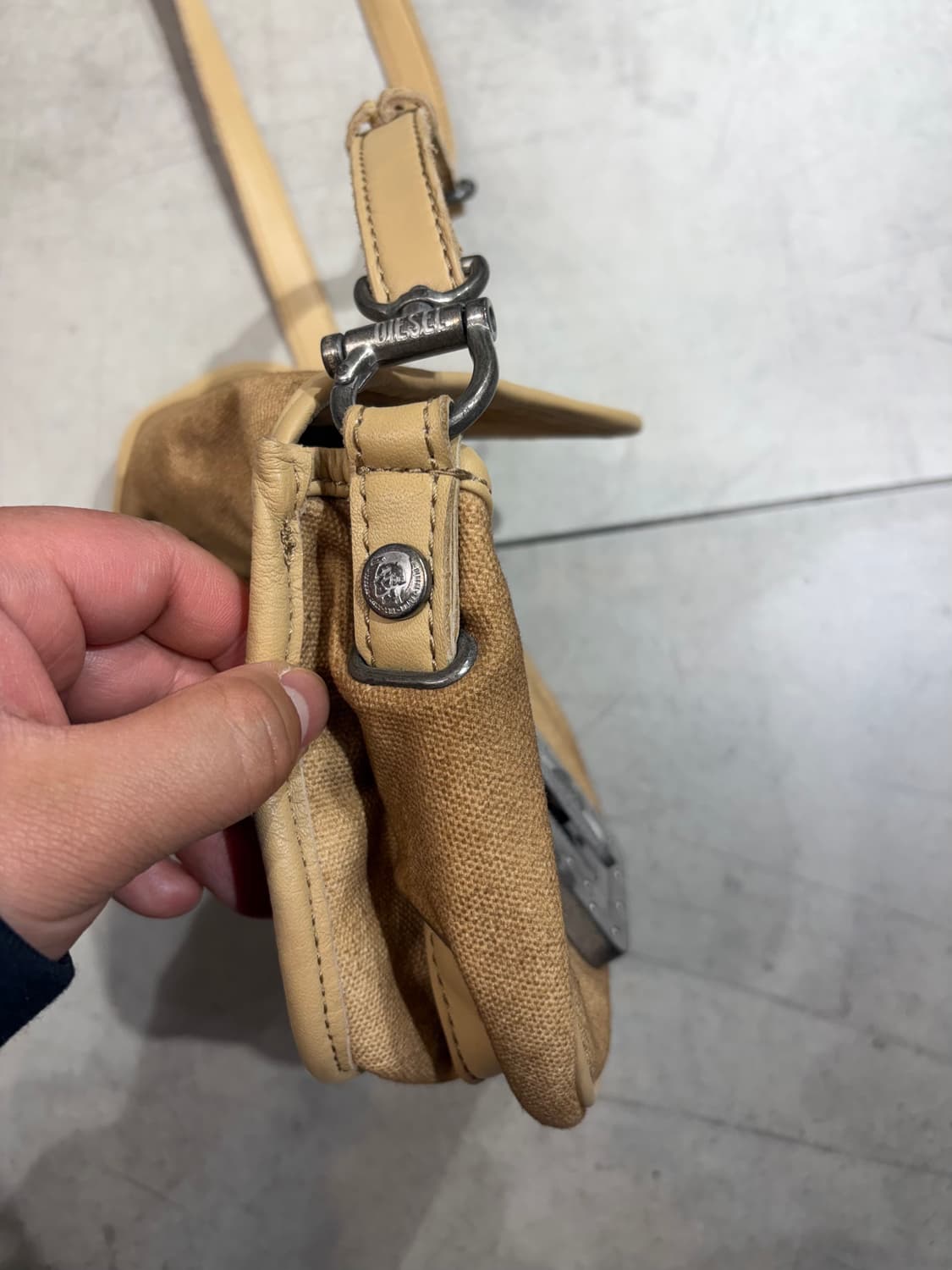 디젤 버클 디테일 크로스백 가방 상품이미지9