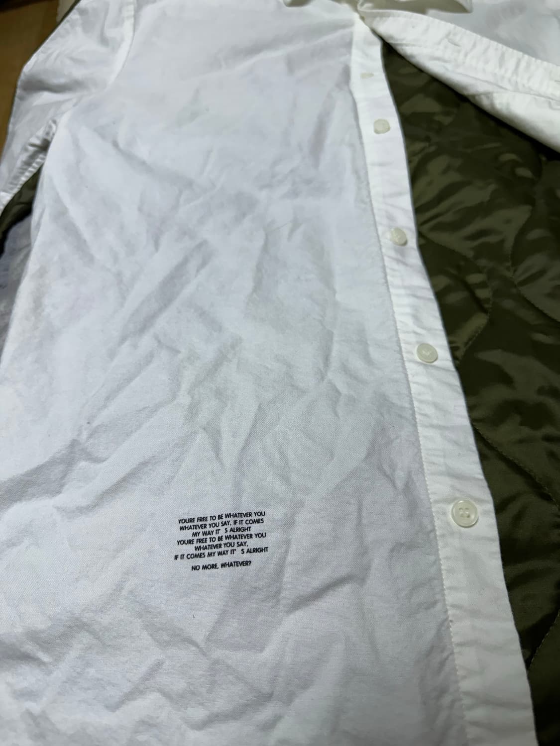 Sewclassic 화이트 셔츠 + 카키 퀼팅 레이어드 상품이미지7