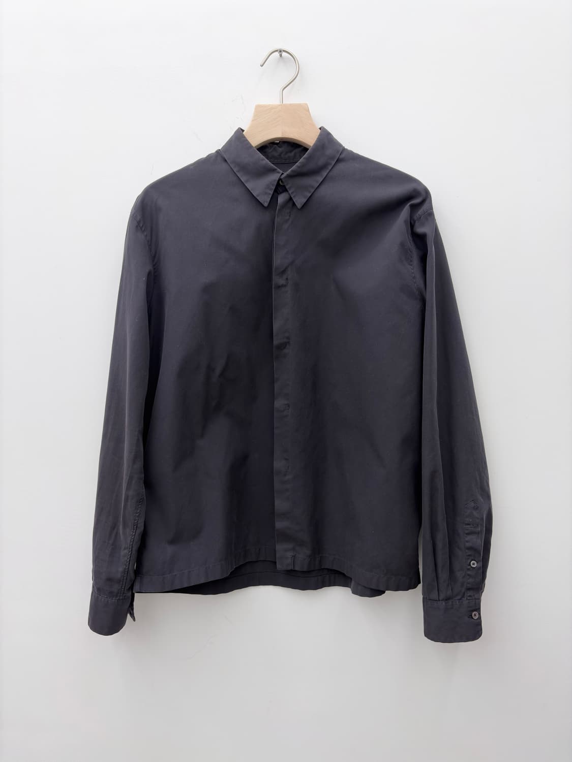 HIDDEN BUTTON SHIRT 상품이미지1