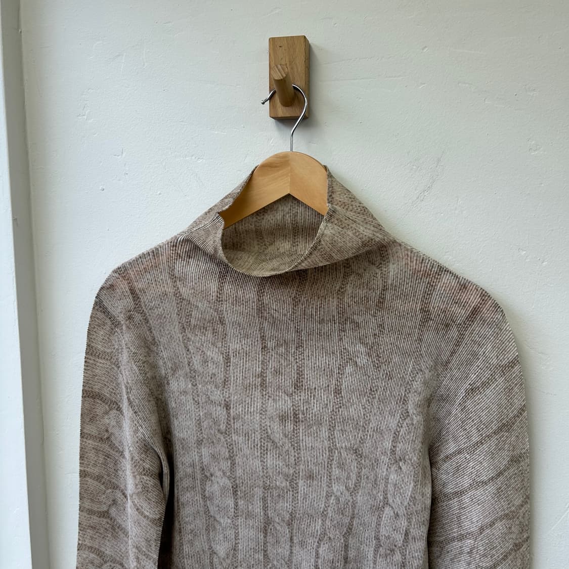 플리츠플리즈 베이지 터틀넥 상품이미지1