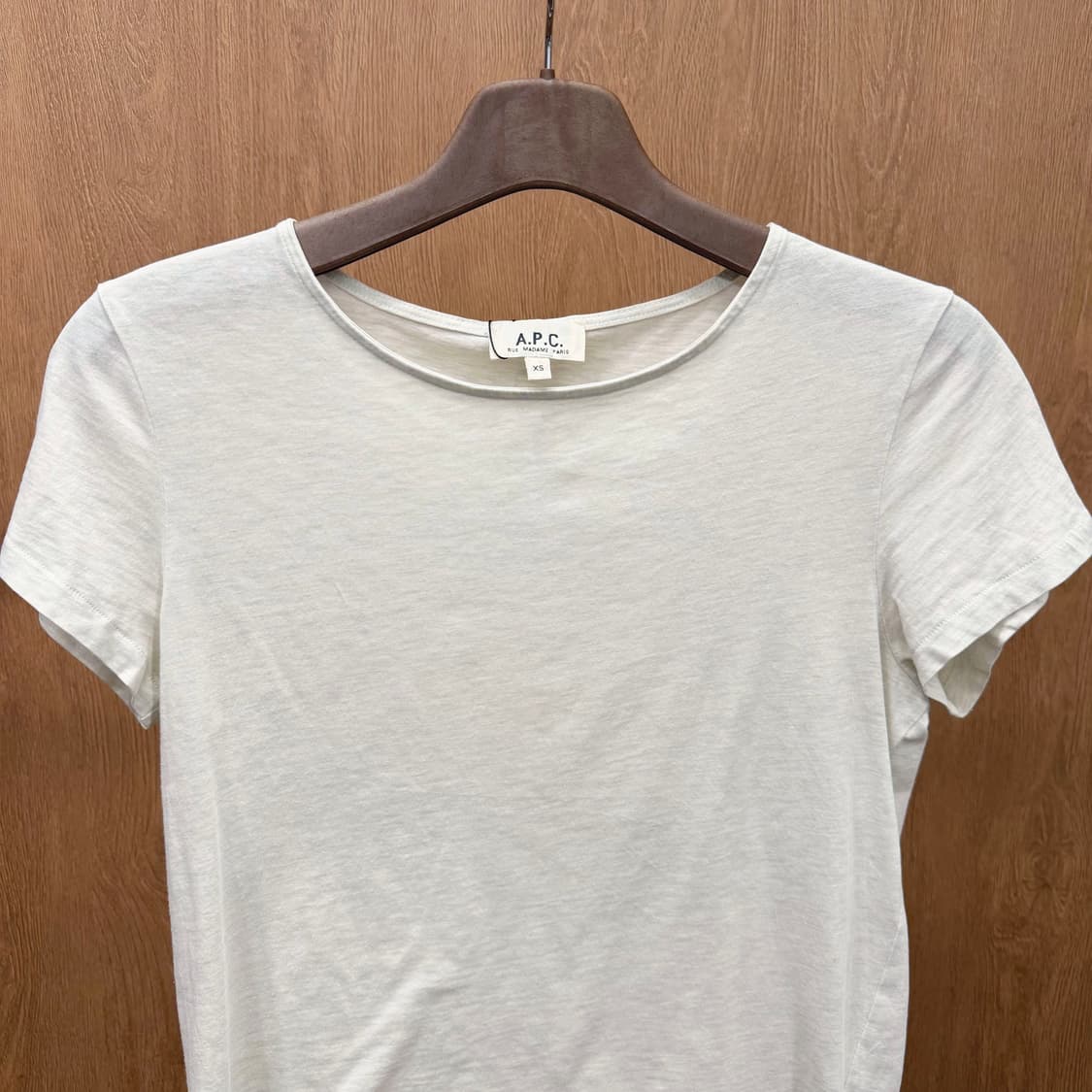 아페쎄 코튼 반팔 티셔츠 미니 자수 라운드넥 무지 디테일 레귤러핏 화이트 상품이미지4