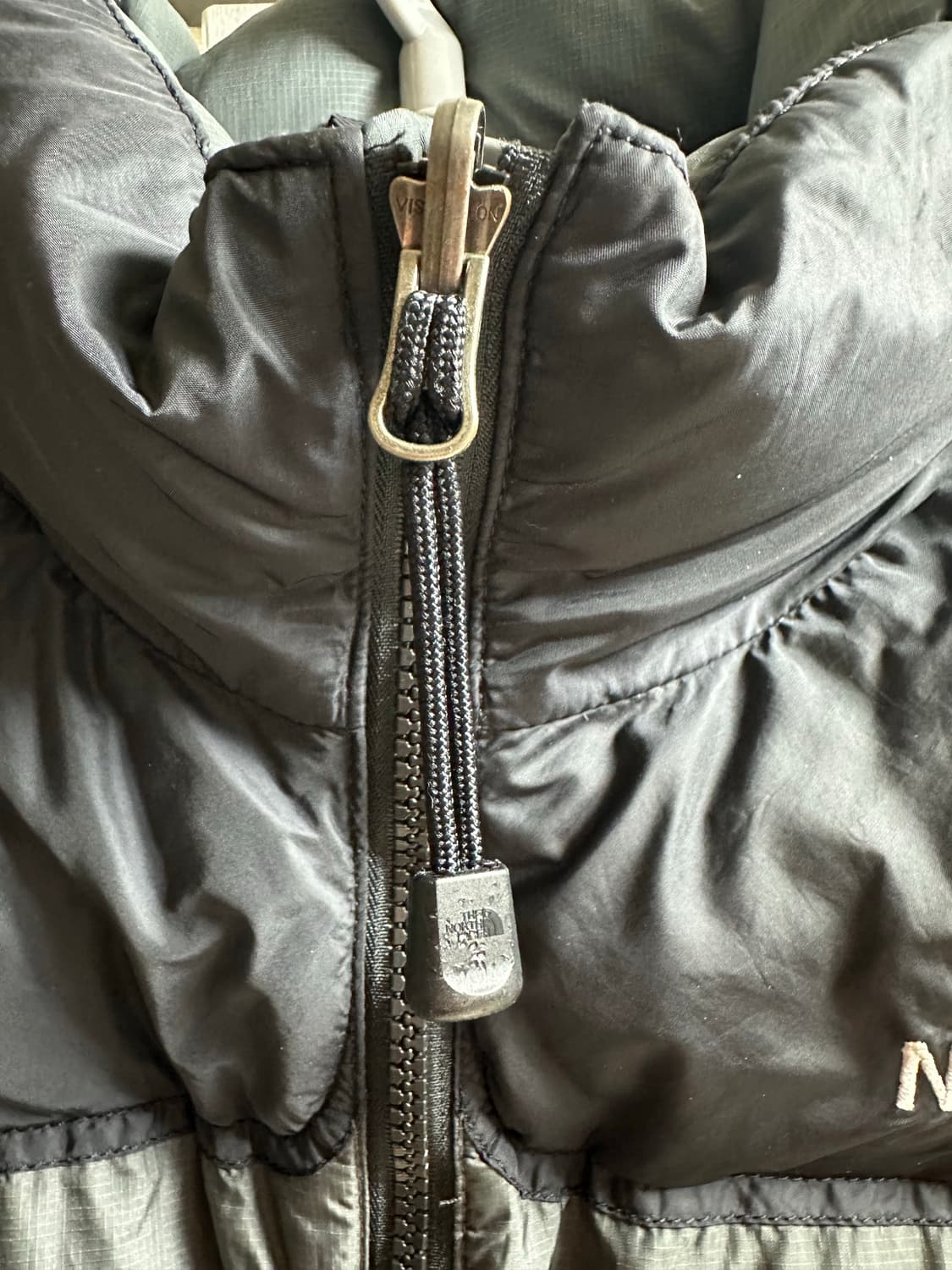 NORTHFACE 노스페이스 차콜 중앙 로고 조끼 패딩 상품이미지3