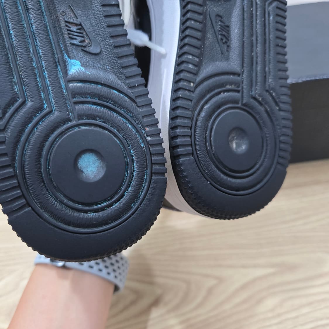 246 나이키 에어포스1 로우 블랙 화이트 상품이미지9