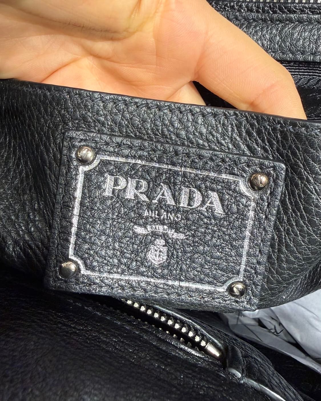 프라다 블랙 비텔로 다이노 레더 토트백  상품이미지8