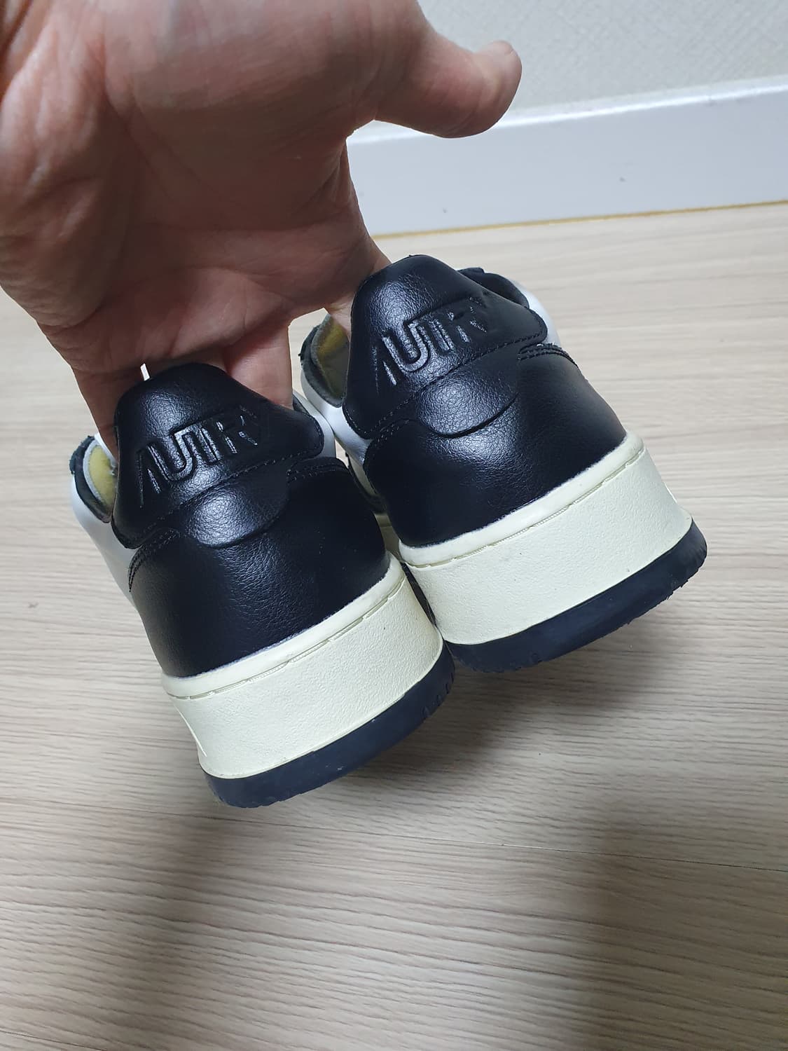 오트리 메달리스트 블랙/화이트 스니커즈 260~65 상품이미지6