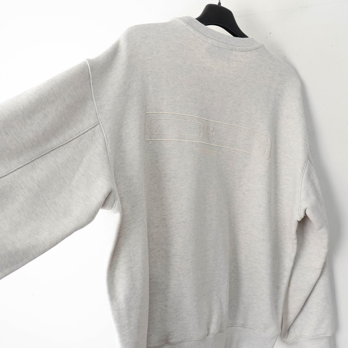 100/솔리드옴므 백로고 오버핏 맨투맨 상품이미지2