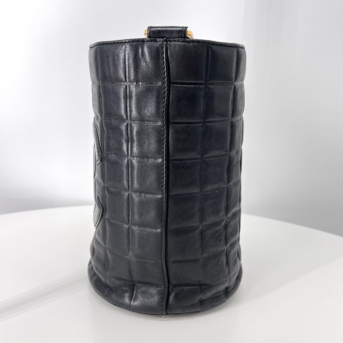 [감정완료] 샤넬 초코바 스티치 원통 숄더백 블랙 상품이미지7