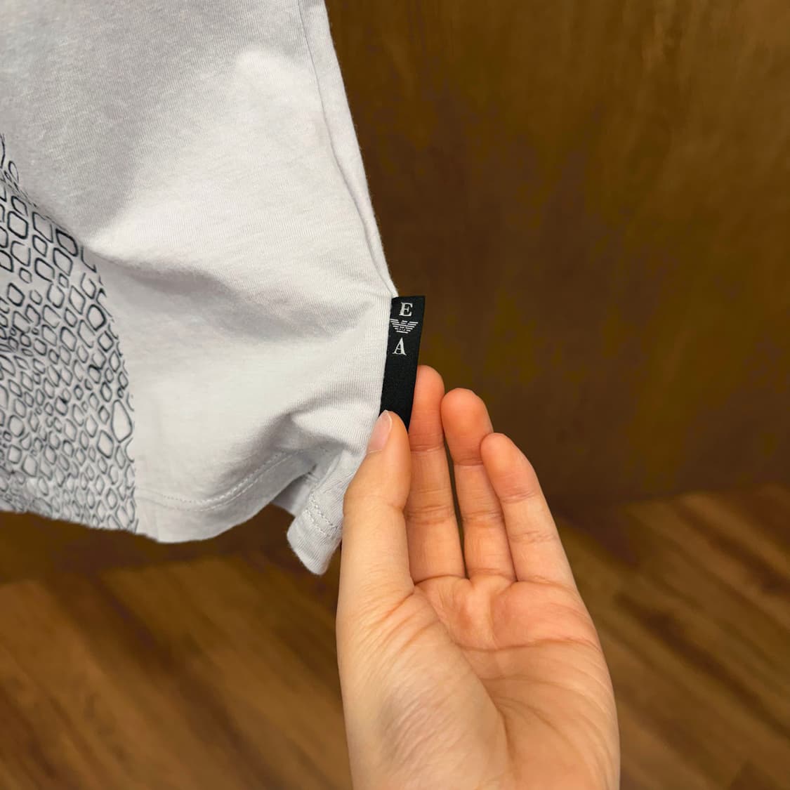 엠포리오 아르마니 브이넥 반팔 티셔츠 스네이크 프린팅 배색 디테일 그레이 상품이미지6