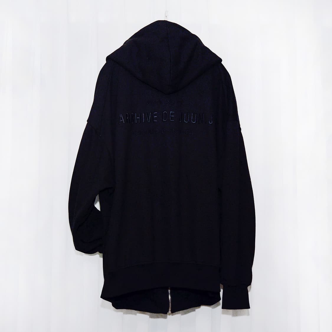 준지 (junn.j) 한정판 아카이브 레터링 후드 집업 (105+) 상품이미지1