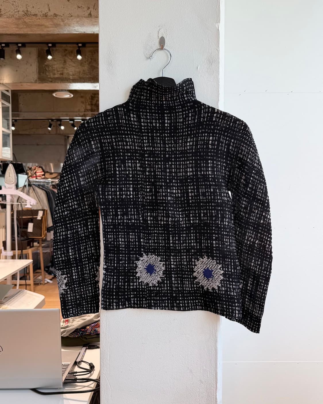 이세이미야케 미 블랙 플로랄 터틀넥 롱슬리브 상품이미지7