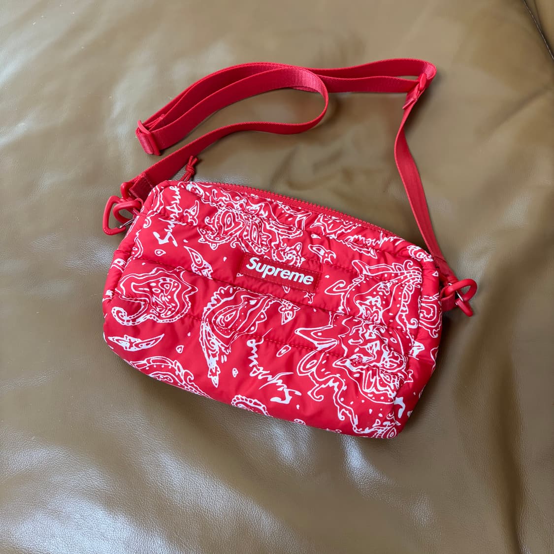 슈프림 퍼퍼 사이드백 레드 페이즐리 반다나 22FW 상품이미지1