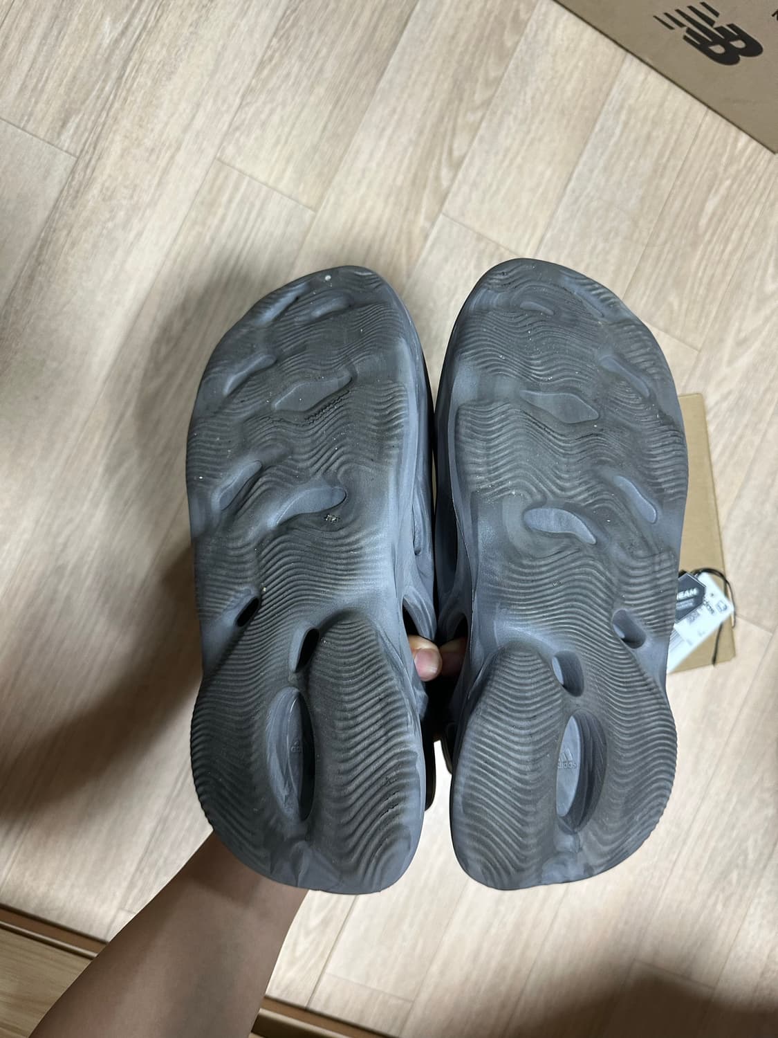 아디다스 이지 폼 러너 믹스 그래닛 265 상품이미지4