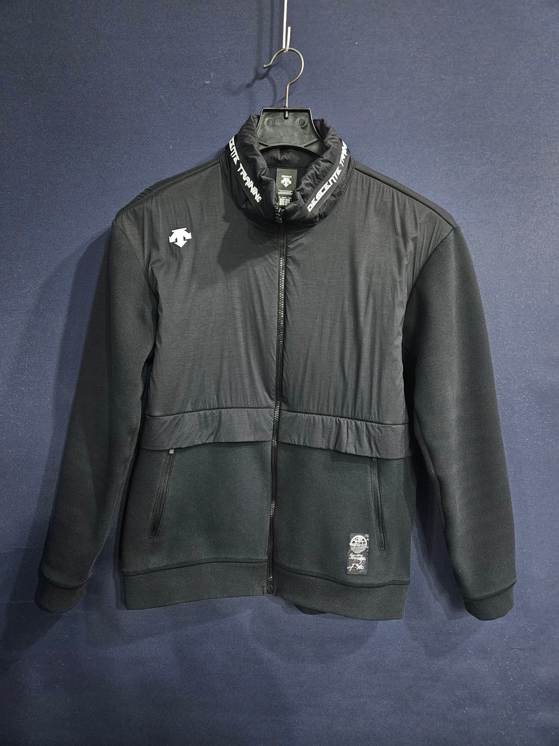 데상트 블랙컬러 남성 세미오버핏 95 후드 집업자켓  상품이미지1