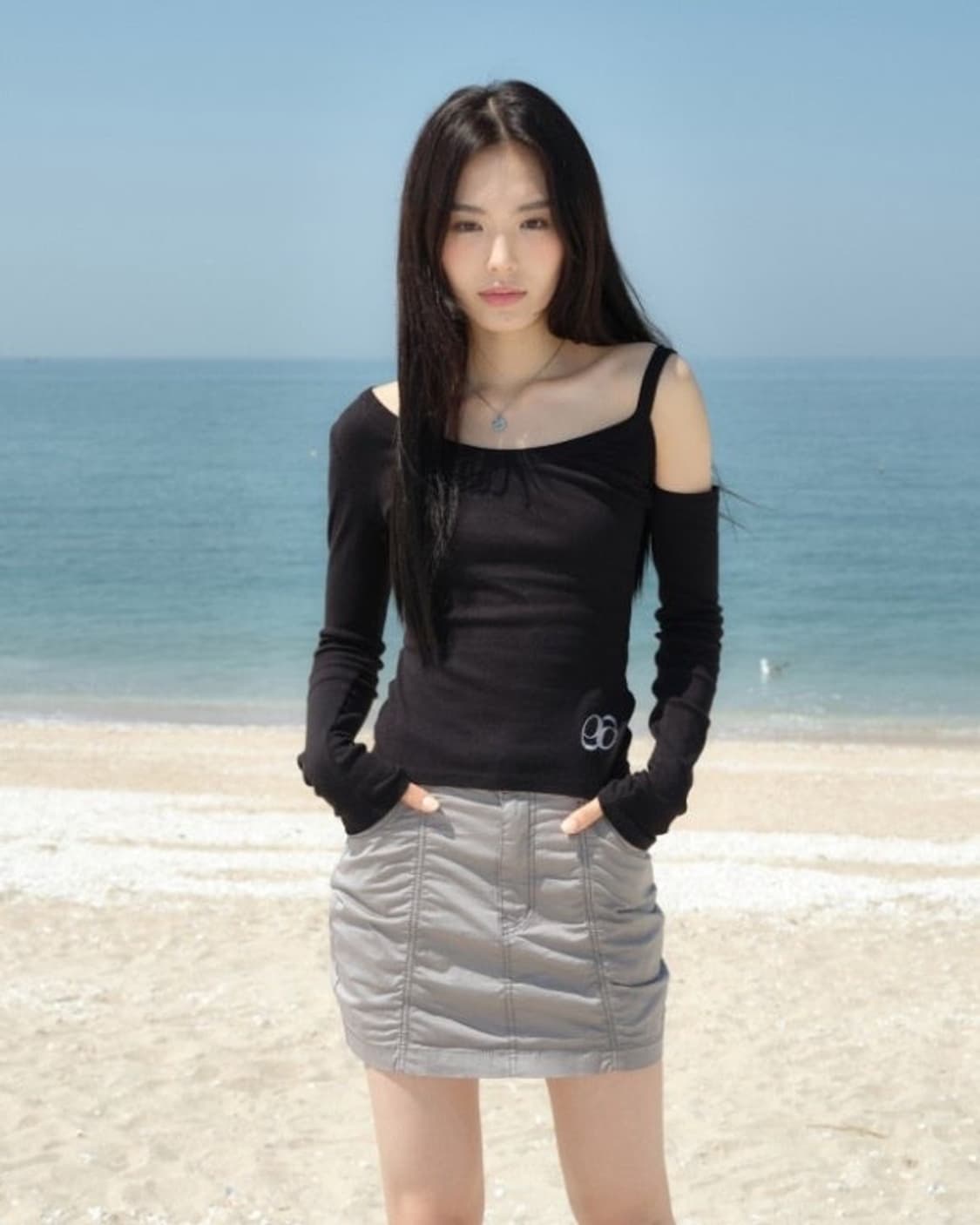 애즈온 컷아웃티 블랙 상품이미지1
