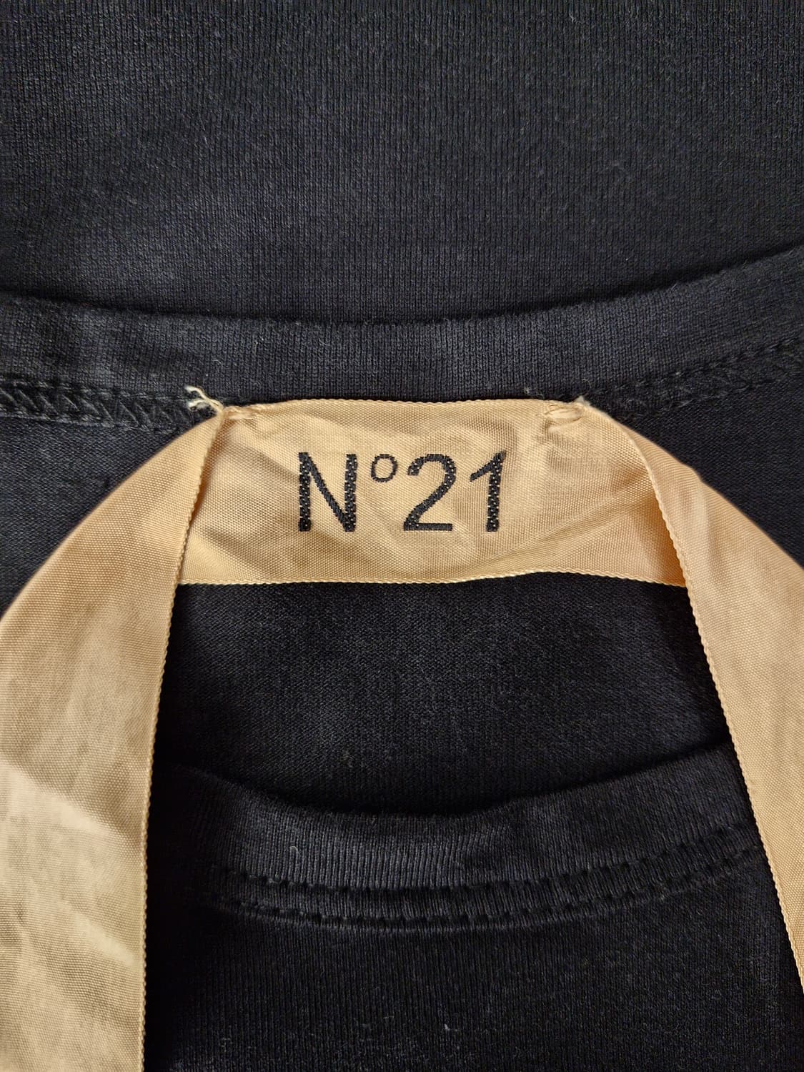 N21 넘버투애니원 엠보싱 로고 반팔티셔츠 상품이미지5