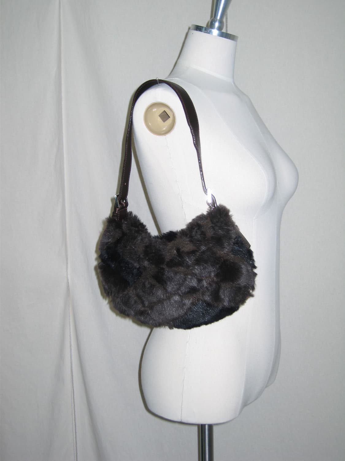 Untitled 퍼 숄더백 상품이미지1