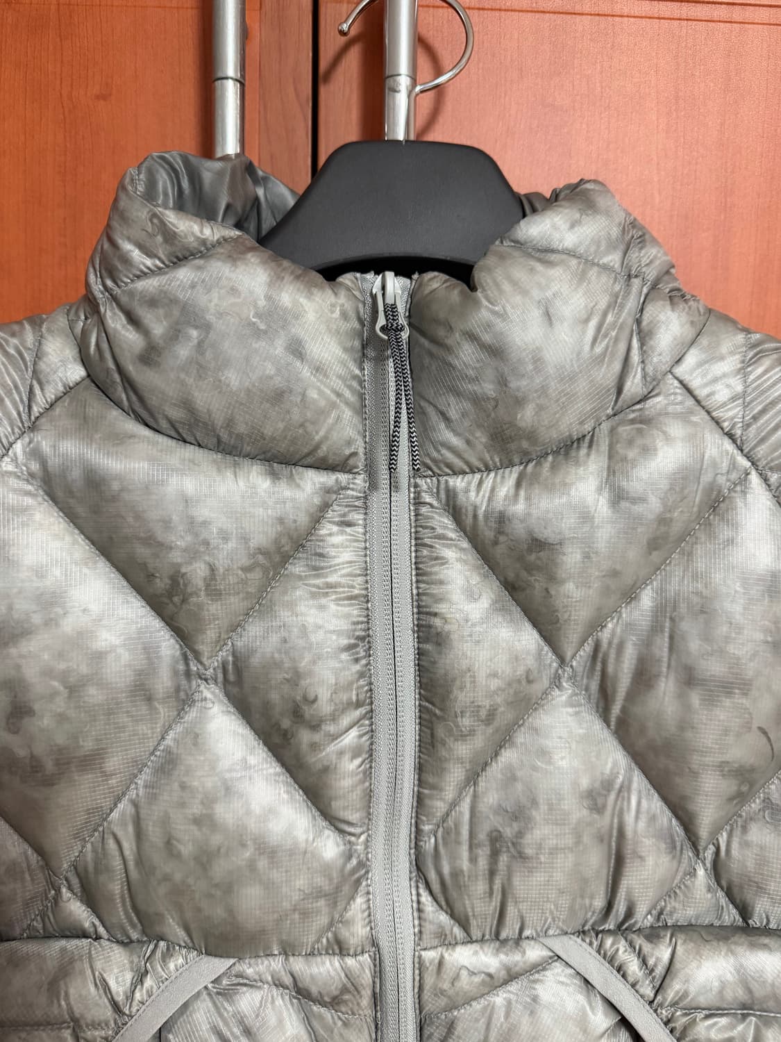 로아 누나 800 필파워 패딩 L 실버 25fw 판매 상품이미지3