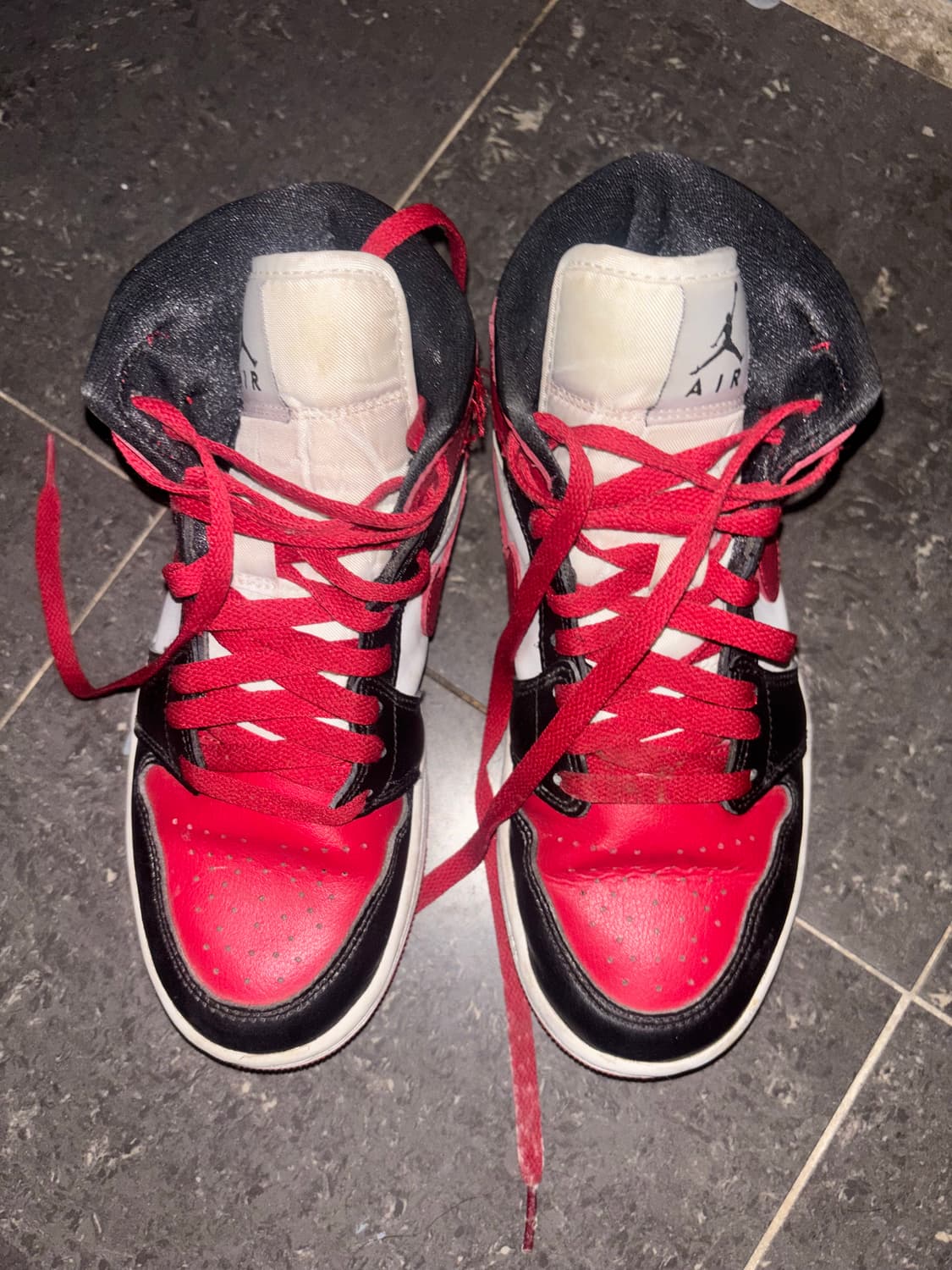 조던 1 미드 블랙 앤 짐레드 240 상품이미지4