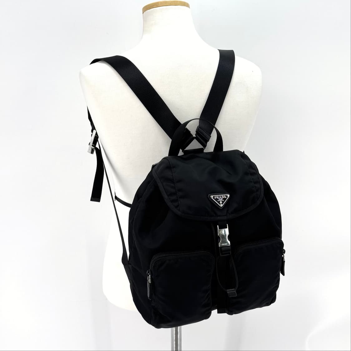 프라다 삼각로고 나일론 버클 백팩 블랙 (1BZ070) 상품이미지2