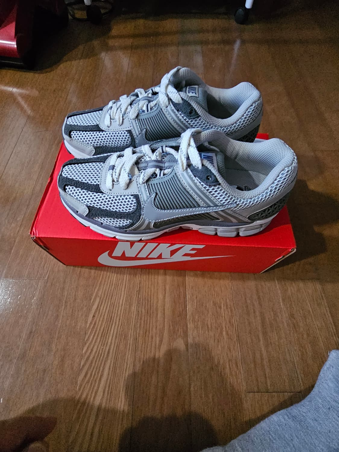 (새제품)나이키 보메로5 그레이 245 상품이미지2