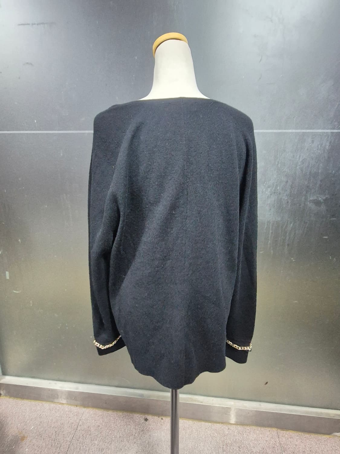 블랙 색상의 V넥 니트 상품이미지2