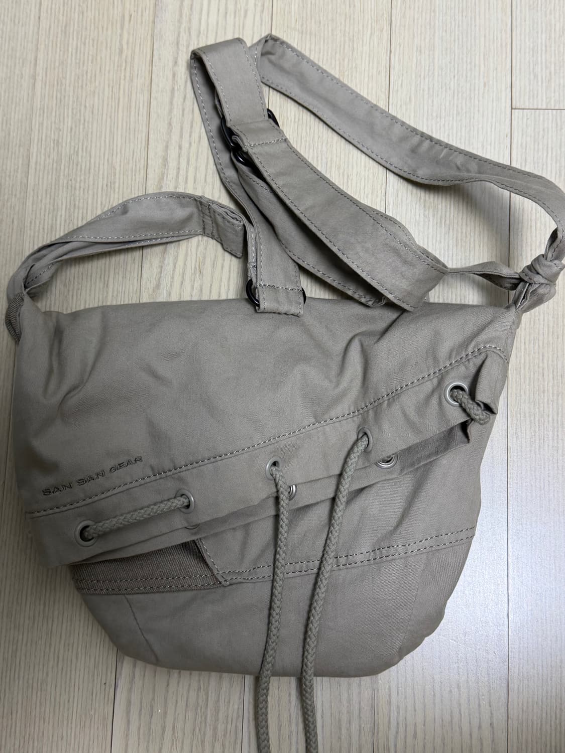 산산기어 타이 크로스백 베이지 상품이미지2