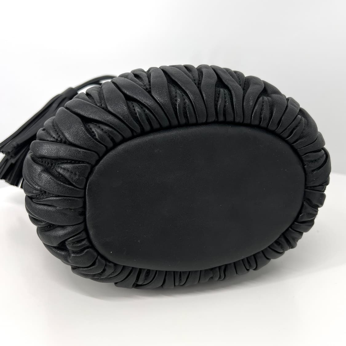 [감정완료] 미우미우 마테라쎄 버킷백 숄더백 블랙 (5BE084) 상품이미지8