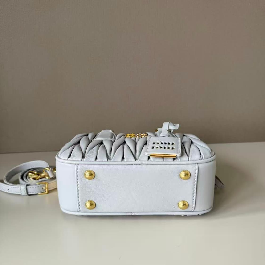 미우 미우 마테라쎄 나파 가죽 탑 핸들백 콘플라워 상품이미지5