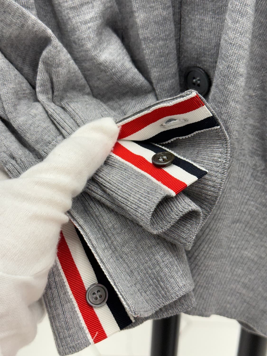 [4] 톰브라운 사선완장 메리노 울 가디건 상품이미지4