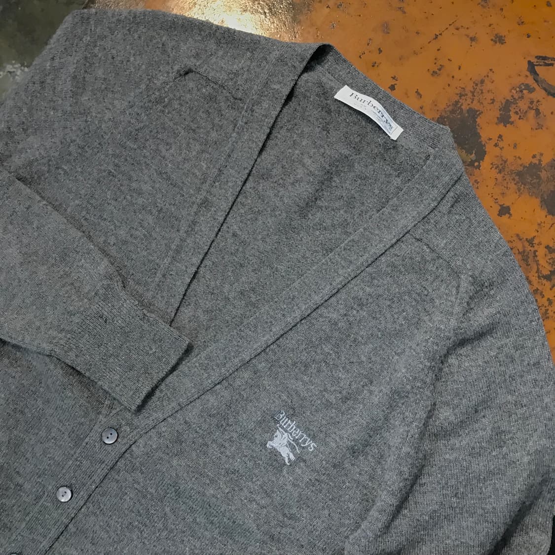 버버리 크레스트 자수 그레이 램스울 니트 가디건 남성 110 사이즈  상품이미지3