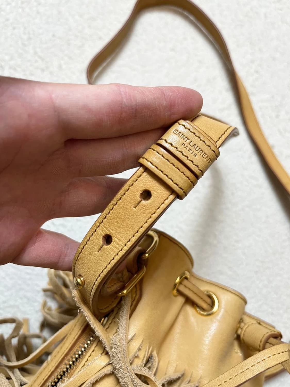 생로랑 스웨이드 엠마누엘 프린지 버킷 크로스백 A1749 상품이미지4