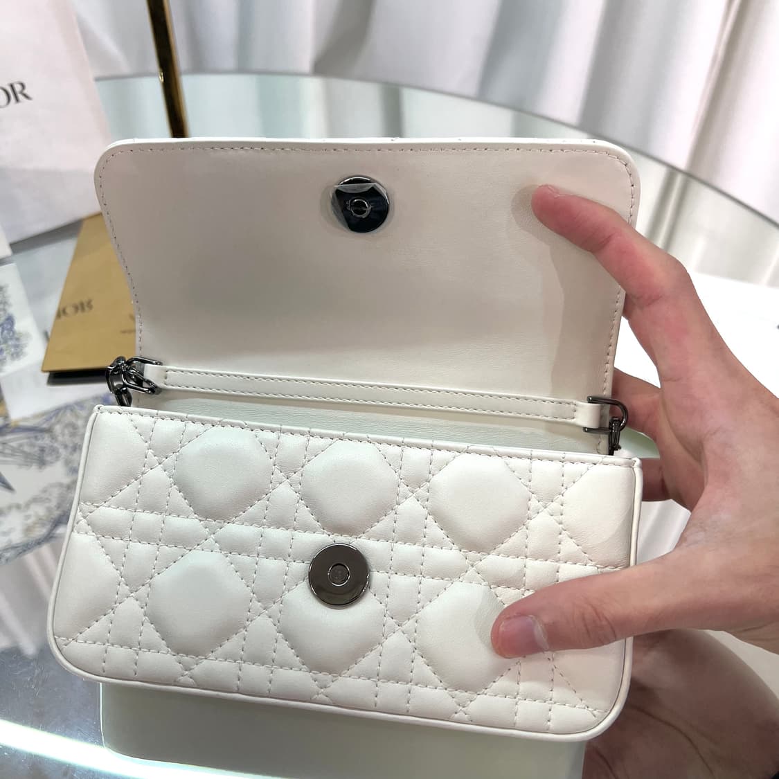 [정품] 디올 레이디디올 램스킨 까나쥬 라떼 폰 파우치 숄더백 상품이미지6