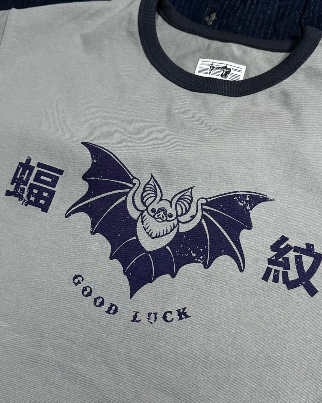 모쿠토 박쥐패턴(Good Luck) 링거티 - 차콜 M/L/XL 상품이미지3