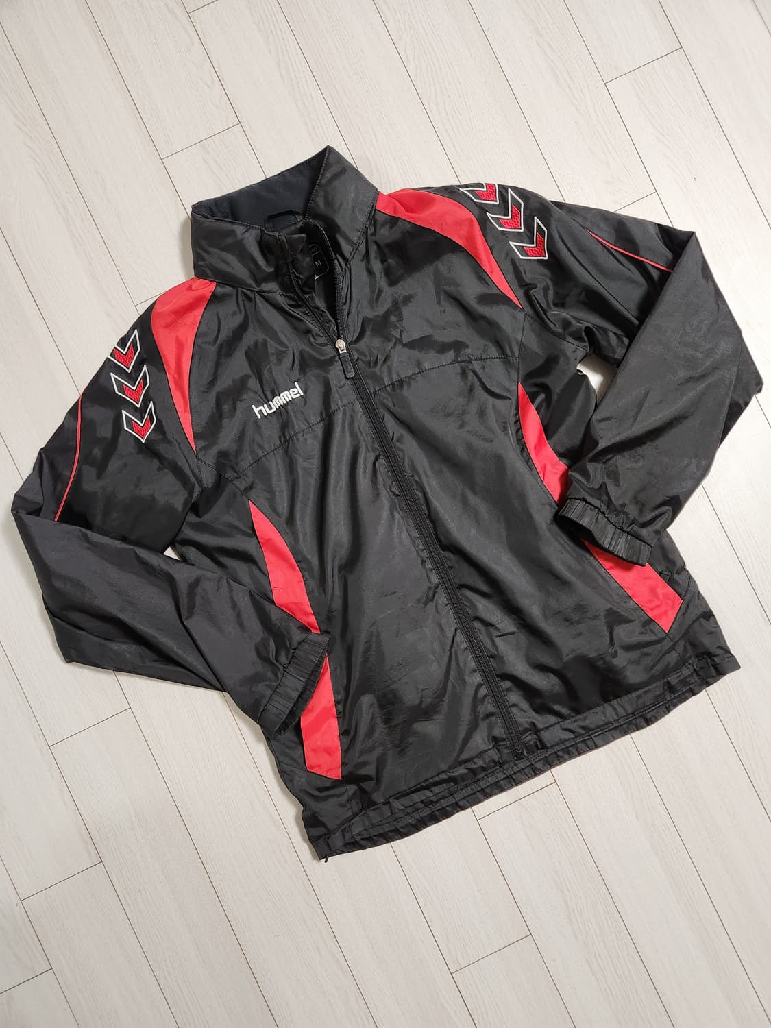 험멜 우븐집업 바람막이 사이즈m

오염없이 깨끗한데 소매 늘어남있어서 싸 상품이미지1