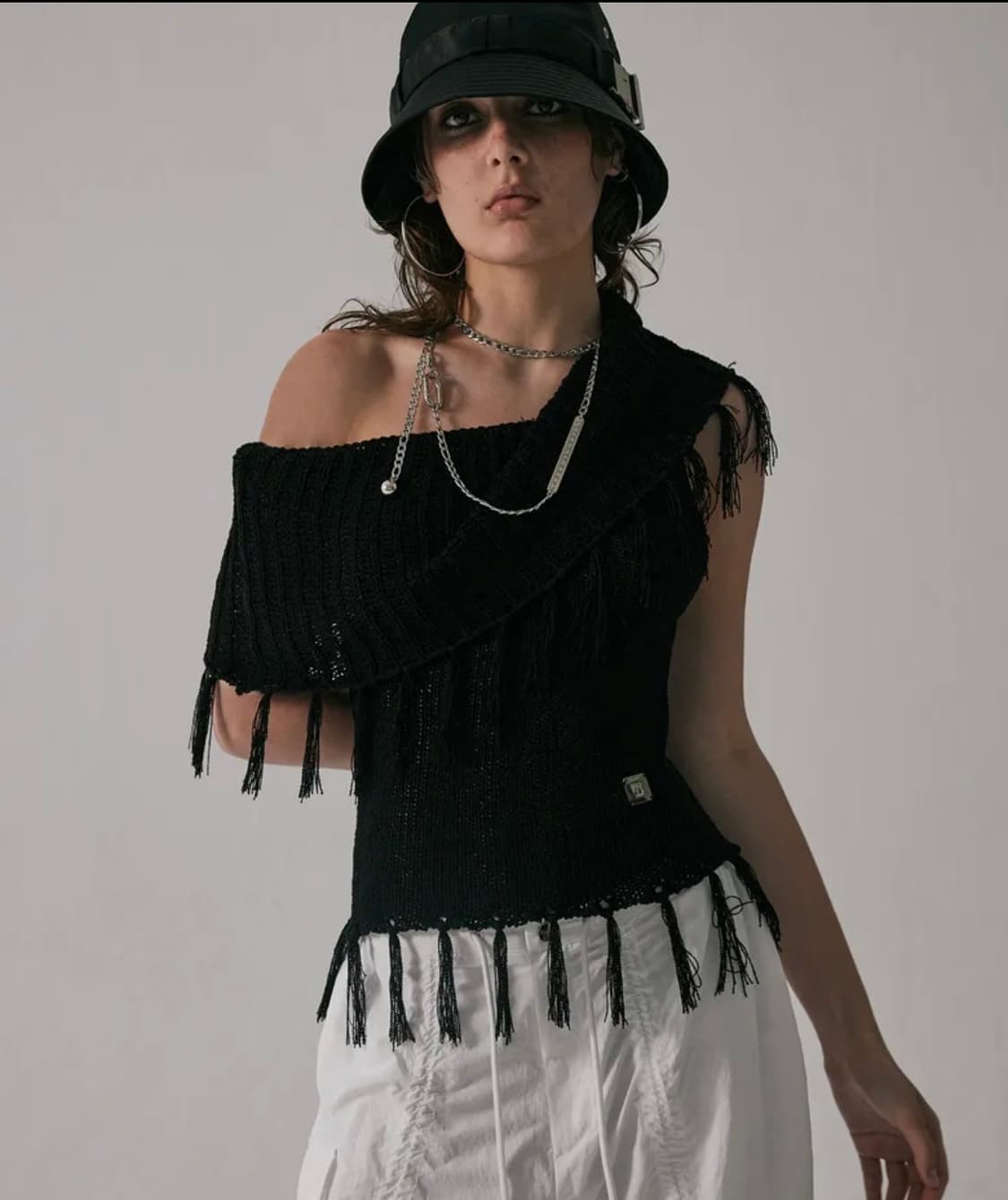 트리밍버드 테슬 오프숄더 니트 블랙 상품이미지2